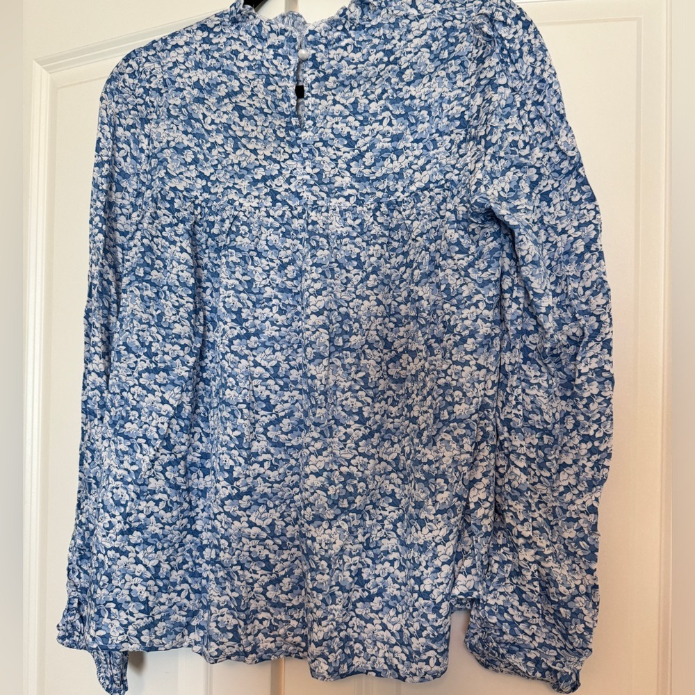 💙🤍 Women’s beautiful blue top